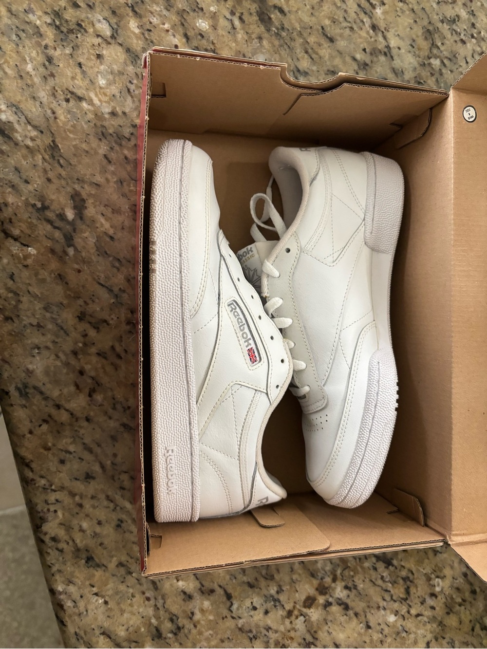 NEW Reebok Men’s 8 White Leather Low-Top Sneakers